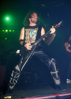 Древнегерманская и средневековая эстетика пришли в металл в конце 1980-х. Обратите внимание на германские кресты на штанах участника группы Slayer. Лондон, 1990 год.