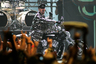 Лидер Judas Priest Роб Хэлфорд в традиционном кожано-металлическом наряде выезжает на сцену на мотоцикле. Металлическая субкультура в своей эстетике весьма близка байкерской и часто связана с ней: многие фанаты металла ездят на мотоциклах и наоборот. 
