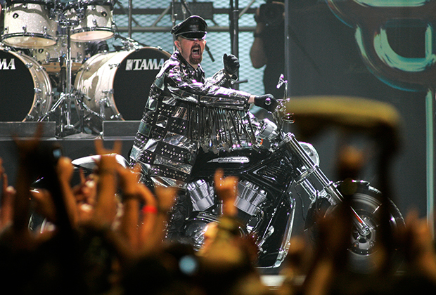 Лидер Judas Priest Роб Хэлфорд в традиционном кожано-металлическом наряде выезжает на сцену на мотоцикле. Металлическая субкультура в своей эстетике весьма близка байкерской и часто связана с ней: многие фанаты металла ездят на мотоциклах и наоборот. 