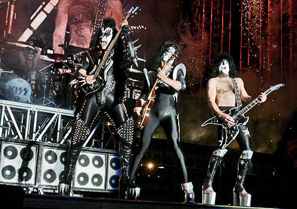 Kiss устраивали на своих концертах настоящие перформансы, что стало традицией для всех хеви-метал-групп.