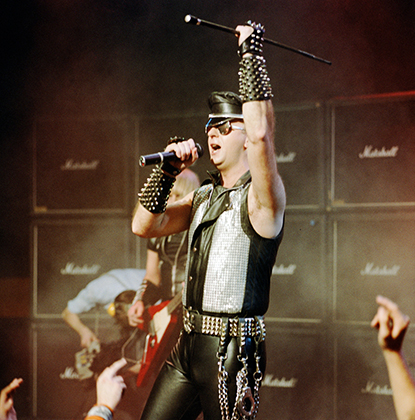 Judas Priest были одними из первых, кто надели металлические пояса и шипастые рукавицы. И то, и другое стало классикой металлической эстетики. 