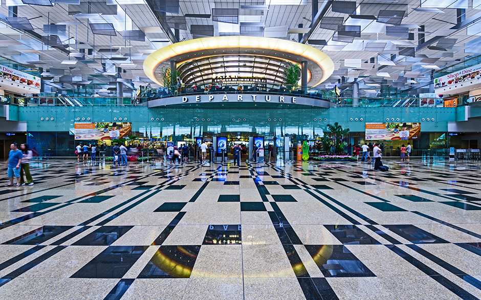 Сингапур — это чистота, порядок и богатство, а его аэропорт Чанги — один из лучших в мире. Он был открыт в 1981 году и в период с 1987 по 2007 год получил более 280 наград. Терминалы регулярно обновляются, а в арсенале гавани появляются все новые фишки для пассажиров. 