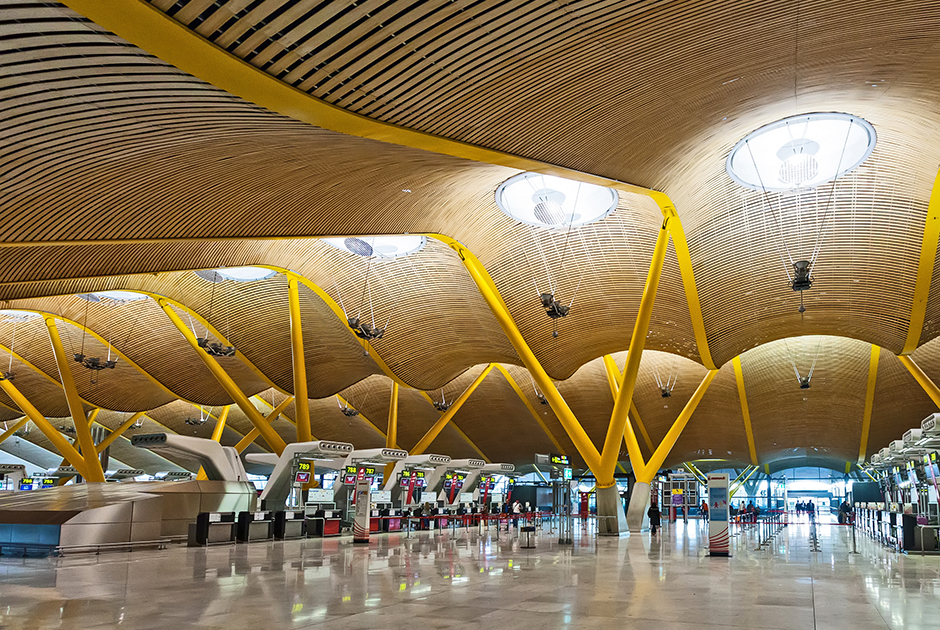 Аэропорт Мадрид-Барахас имени Альфонсо Суареса — воздушные ворота Европы в Латинскую Америку. По загруженности он занимает четвертое место в Европе. Барахас знаменит дизайном новых терминалов, открытых в 2006 году. Архитекторы и инженеры получили за него несколько престижных наград. 