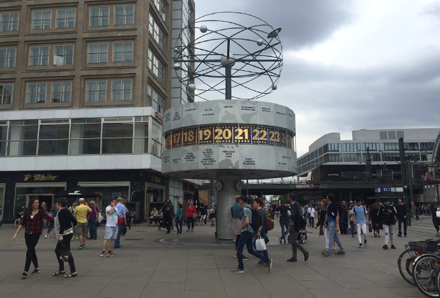 Об архитектуре бывшей ГДР напоминают большие вращающиеся часы на Александерплатц, показывающие время во многих странах мира