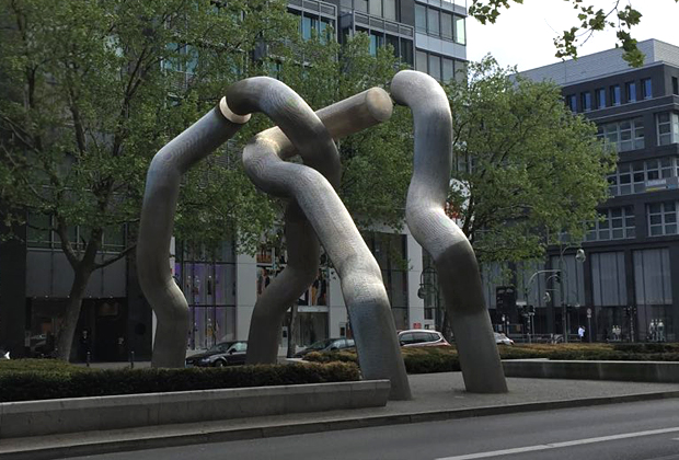 Памятник символизирует, что Берлин был поделен странами антигитлеровской коалиции на четыре оккупационные зоны, однако вновь стал единым городом