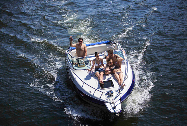 Хорошо прокатиться на лодке по реке Шпрее