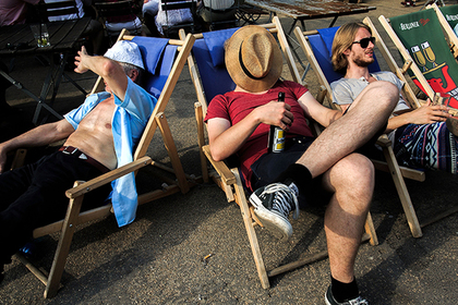 Отдыхающие на набережной Шпрее в жаркий летний день. Берлин, Германия