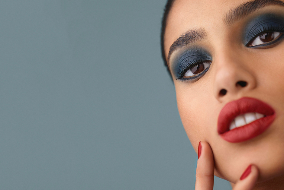 Лицом осенней коллекции макияжа Chanel стала голландская модель египетско-марокканского происхождения Имаан Хаммам (Imaan Hammam): на ее смуглой коже насыщенные синие тени и ярко-алая помада смотрятся особенно выигрышно.