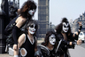 Группа Kiss — одна из первых глэм-рок-групп в мире. Обильный макияж, длинные волосы и яркие образы стали характерны не только для глэм-рокеров, но и для глэм-металлистов. 