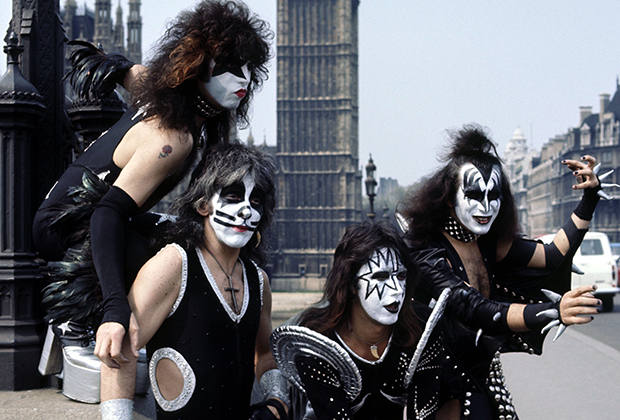 Группа Kiss — одна из первых глэм-рок-групп в мире. Обильный макияж, длинные волосы и яркие образы стали характерны не только для глэм-рокеров, но и для глэм-металлистов. 