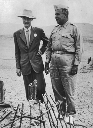 Физик-ядерщик Роберт Оппенгеймер (слева) и генерал-майор Лесли Гровс на испытаниях атомной бомбы, Лос-Аламос, штат Калифорния