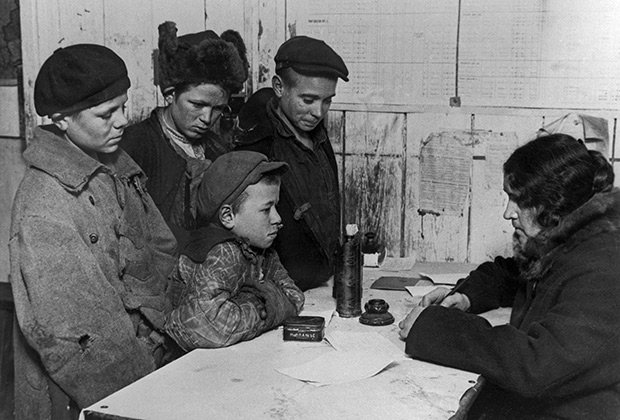 Регистрация бездомных детей в дежурной комнате школы для беспризорных Московского отдела народного образования, 1928 год