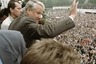 Борис Ельцин приветствует участников митинга у здания Верховного Совета РСФСР