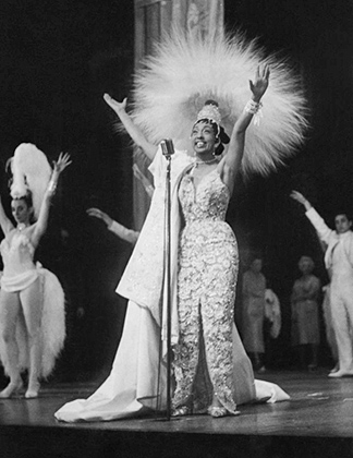 Жозефина Бейкер на сцене театра «Олимпия» в шляпе из четырех тысяч перьев