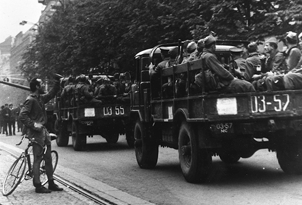 27 августа 1968 года. Военные грузовики на улице Праги во время вторжения в Чехословакию коалиции стран Организации Варшавского договора во главе с СССР