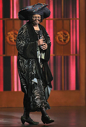 Вупи Голдберг в сцене из мюзикла Sister Act во время церемонии Tony Awards в 2011 году