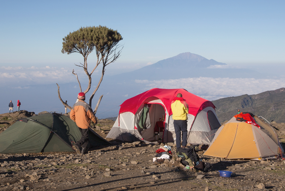 Еще один повод отправиться в Африку для любителей трекинга и хайкинга — гора Килиманджаро. Классическое восхождение на этот стратовулкан высотой 5 тысяч 895 метров и протяженностью 59 километров от ворот Мачаме до лагеря Мвека занимает неделю. Но стоит поторопиться: объем снега на вершине вулкана за последние 100 лет сократился на 80 процентов, а полностью снега Килиманджаро должны растаять по разным оценкам от 2020 до 2040 года. 