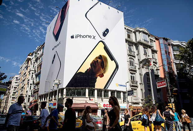 Сразу после этого крупные турецкие ретейлеры прекратили принимать от клиентов заказы на телефоны iPhone и другую американскую продукцию