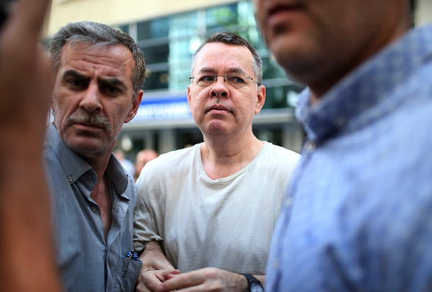 Формальным поводом для охлаждения отношений стал арест турецкими властями пастора-евангелиста Эндрю Брансона и отказ выдать его США