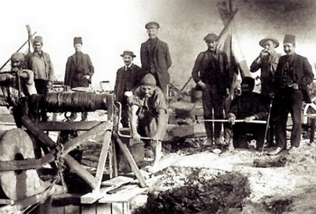 Поднятие нефти ручным воротом в XIX веке на месторождении Биби-Эйбат, Азербайджан.