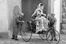 Mercedes-Benz не только построил реплику трицикла Motorwagen, но и реконструировали костюмы той эпохи для фотосессии, посвященной очередной годовщине легендарного путешествия. 