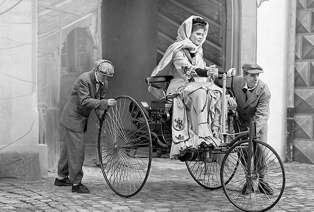 Mercedes-Benz не только построил реплику трицикла Motorwagen, но и реконструировали костюмы той эпохи для фотосессии, посвященной очередной годовщине легендарного путешествия. 