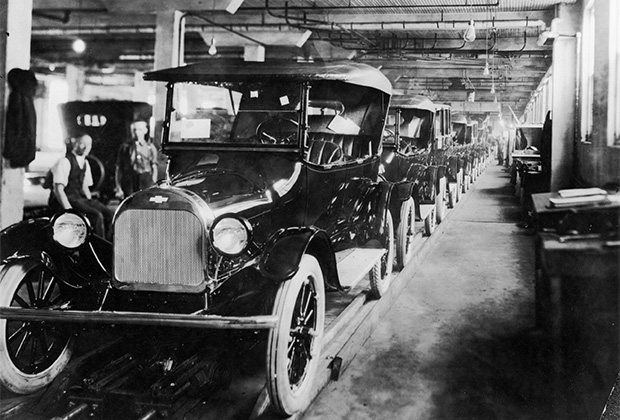 Изобретенный Генри Фордом принцип конвейерного производства довольно быстро был адаптирован конкурентами Ford Motor Co. Это и открыло путь к массовой автомобилизации США, а затем и Европы. 