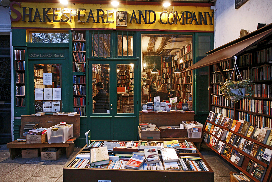 Первый магазин «Шекспир и компания» Сильвия Бич открыла в Париже в 1919 году. В него захаживали Эрнест Хемингуэй, Джеймс Джойс, Фрэнсис Скотт Фитцджеральд и другие именитые труженики пера. В 1940-м, когда французскую столицу оккупировали немцы, книжный магазин закрылся. Говорят, хозяйка отказалась продать немецкому офицеру последнюю книгу Джойса «Поминки по Финнегану». После войны магазин не открылся, но Хемингуэй навсегда увековечил его в романе «Праздник, который всегда с тобой».