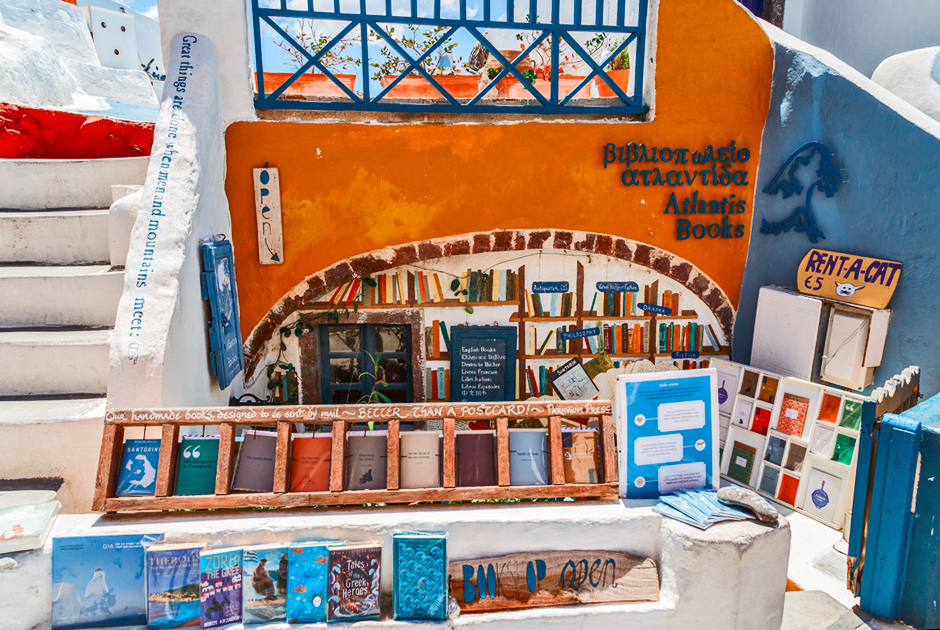 Внутри — множество книг на всех языках мира, приветливые владельцы и кот. Его, согласно объявлению на одной из стен, можно арендовать за пять евро.