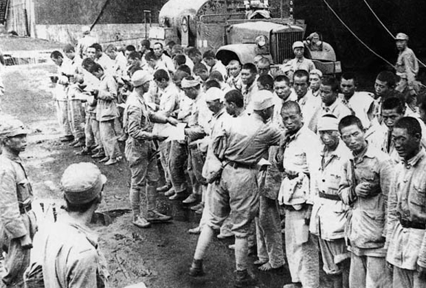 Тайваньские солдаты обыскивают пленных материкового Китая