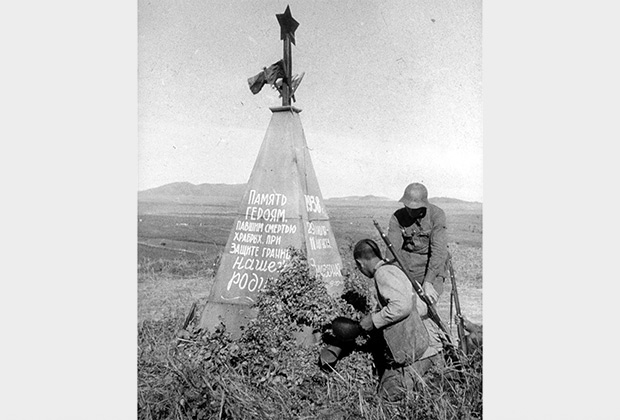 Возложение венков у обелиска павшим героям. Сопка Заозерная, 1938 год