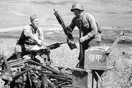 Красноармейцы рассматривают японские трофеи после Хасанских боев, 1938 год