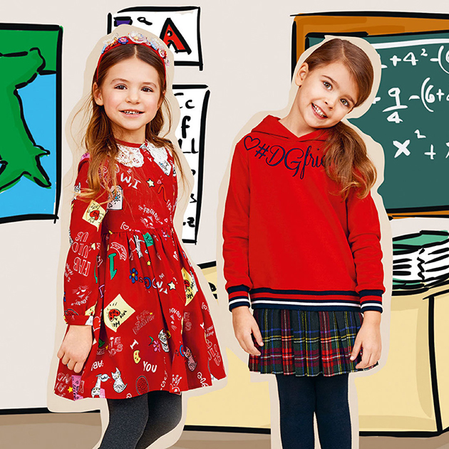 Толстовка с надписью и юбка в складку из тартана, который у нас называют «шотландкой», — самая интересная и привлекательная школьная форма для девочек.