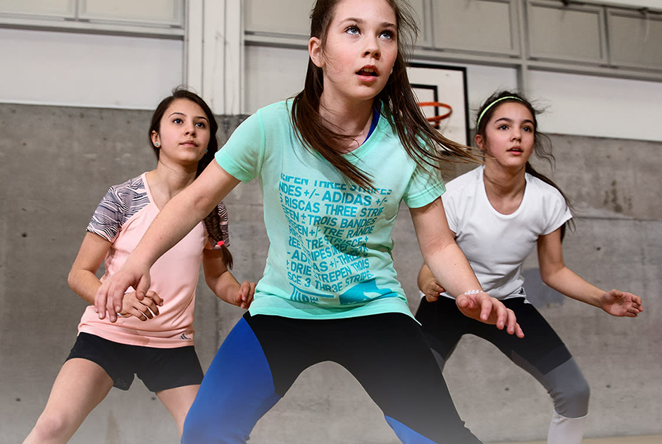 Спортивные футболки и леггинсы из коллекций adidas ClimaCool и adidas Performance отлично подойдут не только для уроков физкультуры, но и для школьных соревнований по бегу.