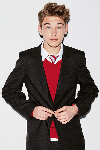 Британский масс-маркетный бренд Next одевает школьников по всему миру по старой английской традиции: темный блейзер, яркий контрастный трикотажный жилет. И, конечно, галстук цветов колледжа!