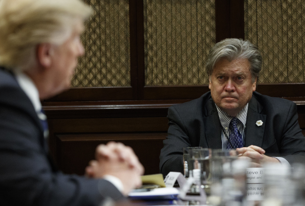 Главный стратег Белого дома Стив Бэннон слушает речь президента Трампа на совещании по кибербезопасности в Вашингтоне. 31 января 2017 года