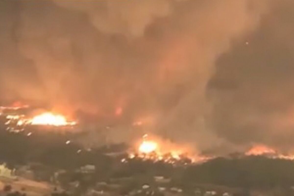 Pensioner Nevozmutimo Pobedil Tornado I Prodolzhil Myt Mashinu Proisshestviya Iz Zhizni Lenta Ru