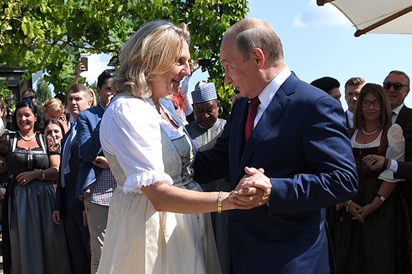 Путин на свадьбе в Австрии написал пожелание на машине молодоженов
