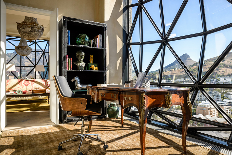Призером номинации «Лучший дизайн» оказался The Silo Hotel в Кейптауне, ЮАР.  Бутик-отель класса люкс расположился на крыше Африканского музея современного искусства (MOCAA), таким образом предоставляя гостям возможность увидеть коллекцию из трехсот экспонатов современного африканского искусства. 

Каждый из 28 номеров отеля индивидуально спроектирован владельцем. Их цена варьируется от 800 до 9 000 фунтов стерлингов за ночь. Посетители гостиницы также могут искупаться в бассейне на крыше с видом на Кейптаун. 