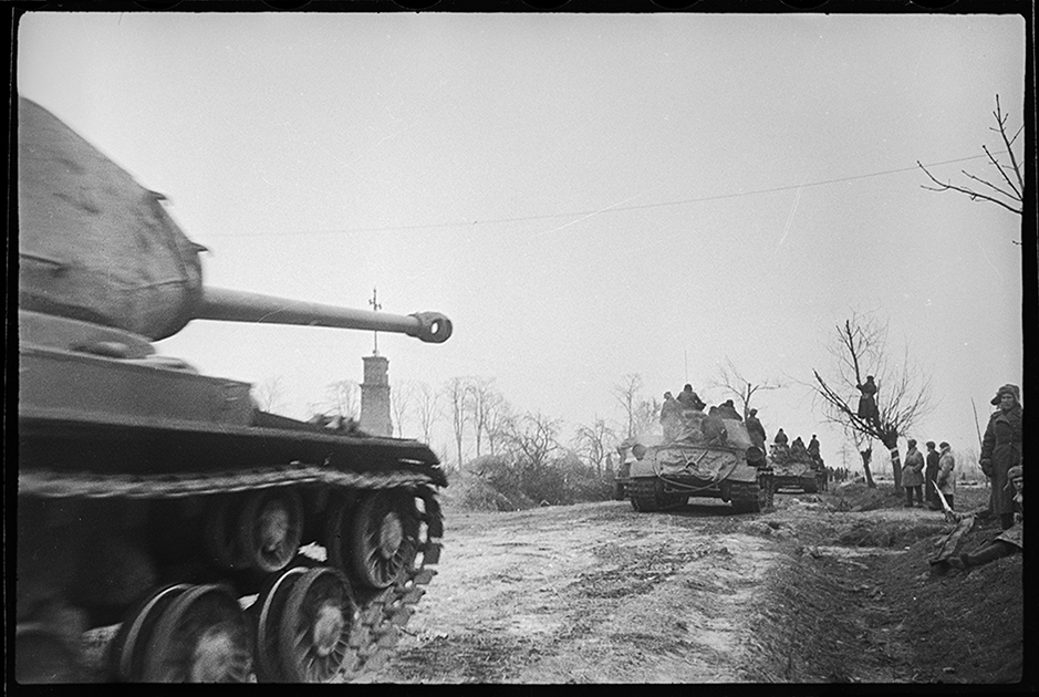 Тяжелый танк героя Советского Союза генерал-майора И. Дремова устремляется в прорыв. 1-й Белорусский фронт, 1944 год.
