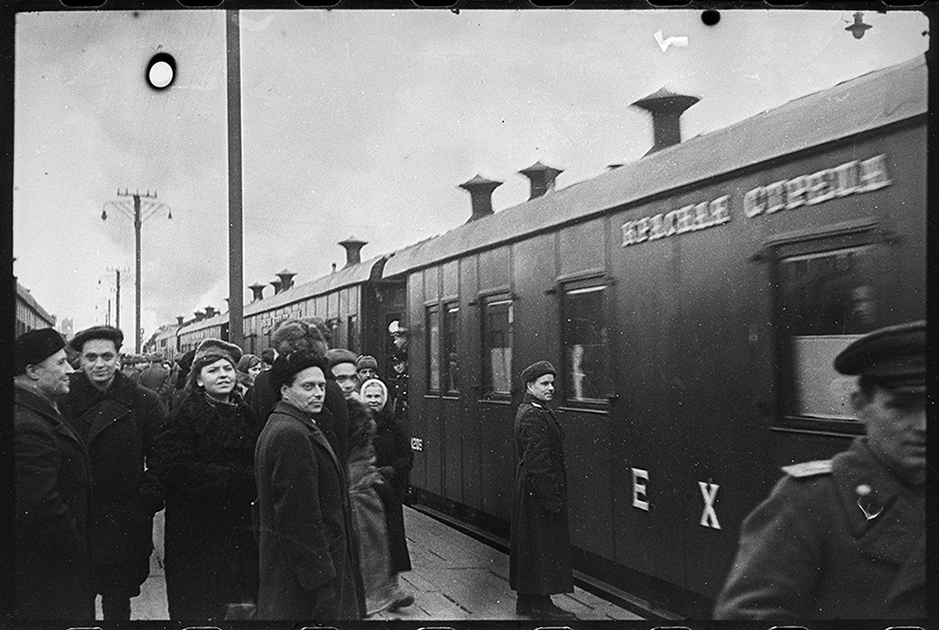 Первый поезд «Красная стрела» после блокады отправляется в Ленинград. Москва. Дата неизвестна.