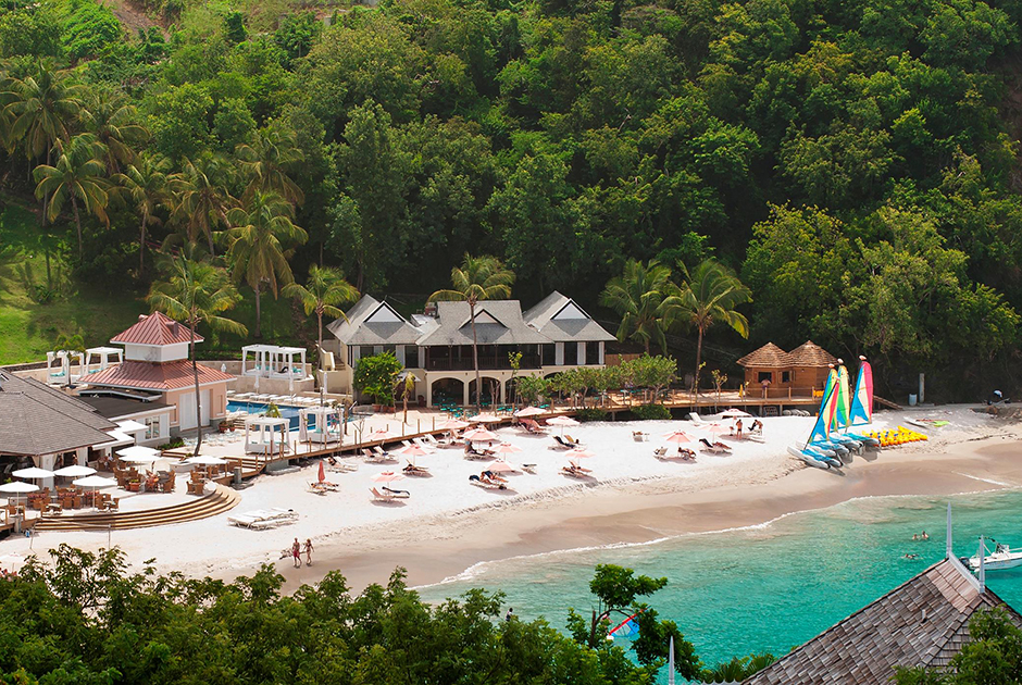Индивидуальный подход к каждому гостю принес четырехзвездочной гостинице BodyHoliday Saint Lucia в Кастри, Сент-Люсия, звание «Лучшего велнесс-отеля». Помимо ежедневных массажей, омолаживающих процедур и занятий йогой, постояльцев обеспечат личной программой питания и тренировок на все время пребывания. Ни в одном из 155 роскошных номеров гостиницы нет телевизора. Вместо него гостям предлагается безлимитный доступ к чистейшему горному воздуху и белоснежным песчаным пляжам.