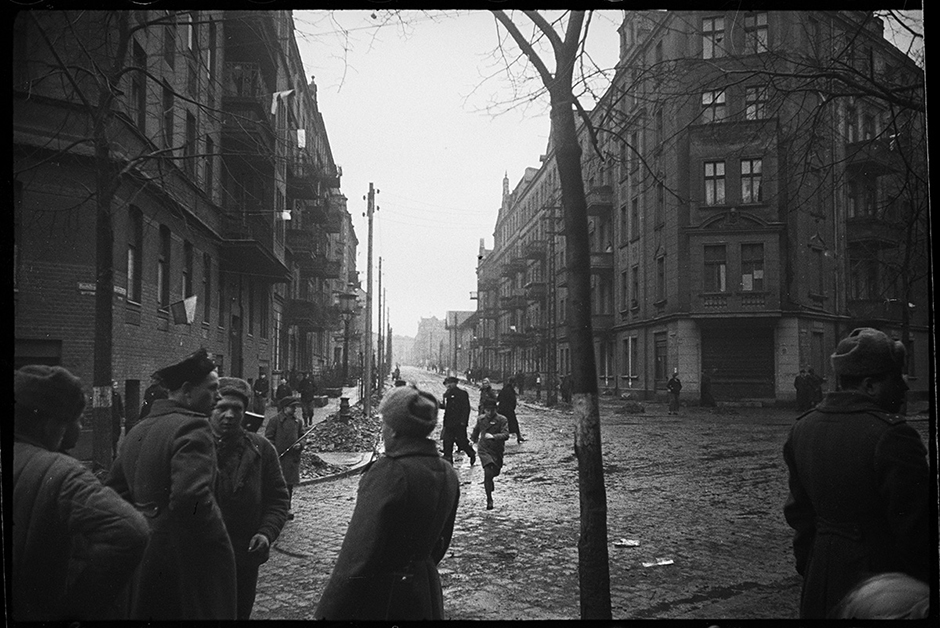 На одной из улиц Познани. 1-й Белорусский фронт, 1944 год.
