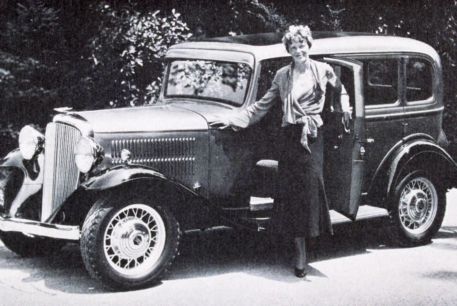 Амелия Эрхарт у своего автомобиля, 1932 год