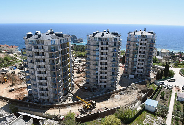 Виды Ялты. Строительная площадка новых домов на побережье Черного моря.