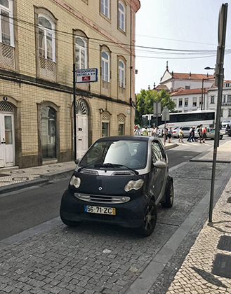 Типичная парковка жителя Португалии, несмотря на крошечные размеры машины.