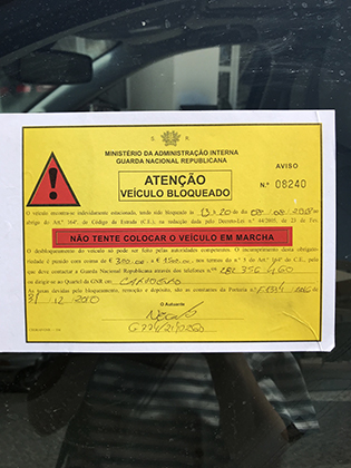 Так выглядит уведомление о штрафе за неправильную парковку, которое вам наклеят на стекло автомобиля