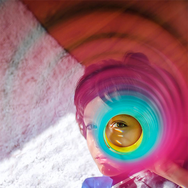 Фотограф из США с ником @europeanmommyof2 считает, что разноцветная пружинка слинки — это нестареющая игрушка. «Всякий раз переношусь в детство, когда вижу, как с ней играет один из моих мальчиков», — пишет она.