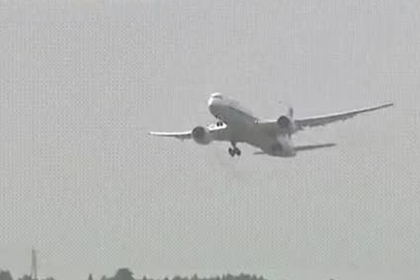 Экстремальную посадку авиалайнера в тайфун сняли на видео