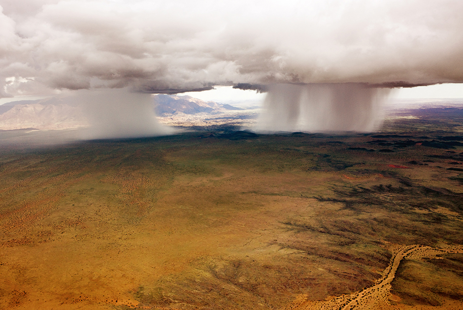 Чтобы заснять над пустыней потоки дождей, похожие на торнадо, путешественник уговорил пилота сделать несколько крюков по дороге в столицу Намибии Виндхук. 